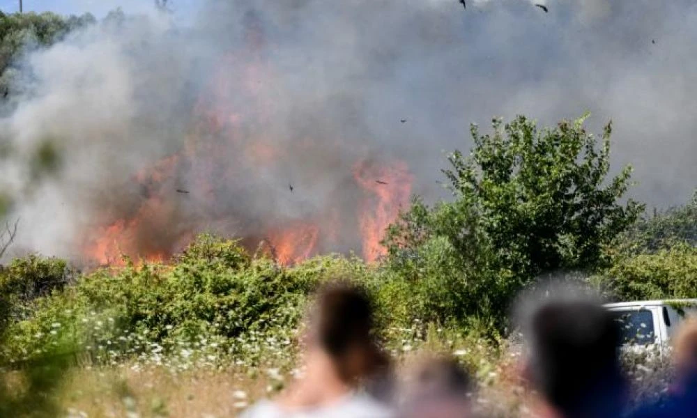 Φωτιές: Ενεργό μέτωπο στην Θεσσαλονίκη - Φόβοι για αναζωπυρώσεις σε Ρέθυμνο-Αχαΐα (βίντεο - upd)